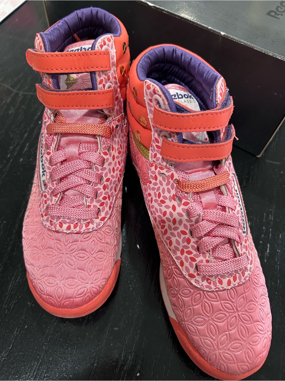 Reebok New in box- F/S HI New Delhi Sneakers-SZ 5 Never worn